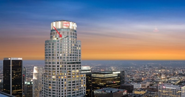 Стеклянная горка на самом высоком небоскребе Лос-Анджелеса заменяет отважным лифт Стеклянная горка на самом высоком небоскребе Лос-Анджелеса заменяет отважным лифт