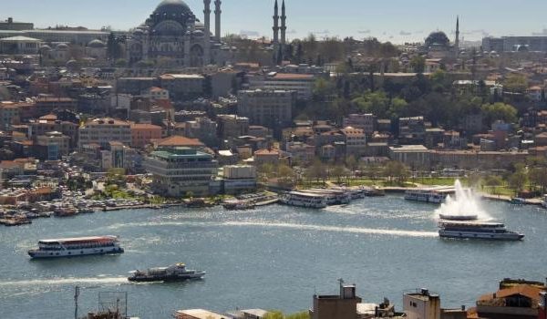 Moderne Wohnzimmereinrichtung mit einem bequemen Sofa, eleganter Dekoration und natürlichem Licht.