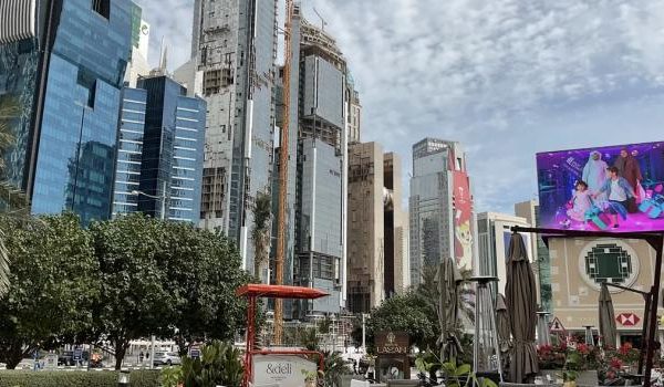 Moderner Büroarbeitsplatz mit Schreibtisch, Stuhl, Laptop und Pflanze