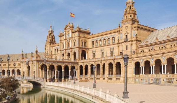 Professioneller Architekt arbeitet am Laptop in einem modernen Büro.