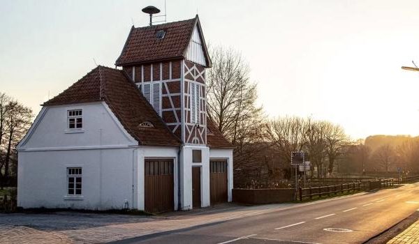 Moderne Kücheneinrichtung mit Marmorarbeitsplatten und Geräten aus Edelstahl