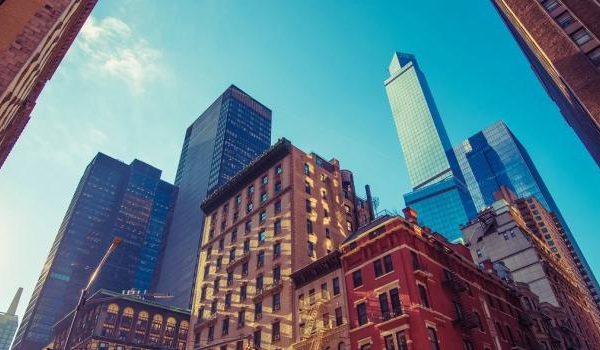 Moderner Büroarbeitsplatz mit Computern, Schreibtischpflanzen und natürlichem Licht.