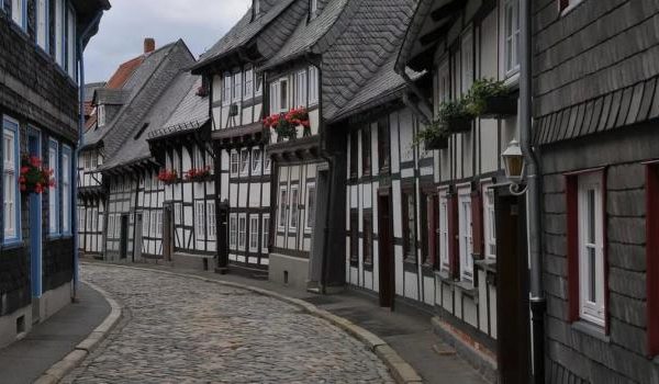 Ein tropisches Paradies im Freien mit Palmen, türkisfarbenem Wasser und Sandstrand.