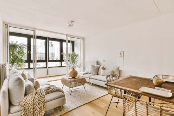 SEO-Experte bei der Analyse von Website-Daten auf dem Laptop-Bildschirm