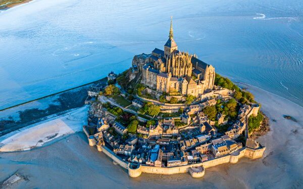 Widok z lotu ptaka na panoramę miasta z wysokimi budynkami i ruchliwymi ulicami o zachodzie słońca.