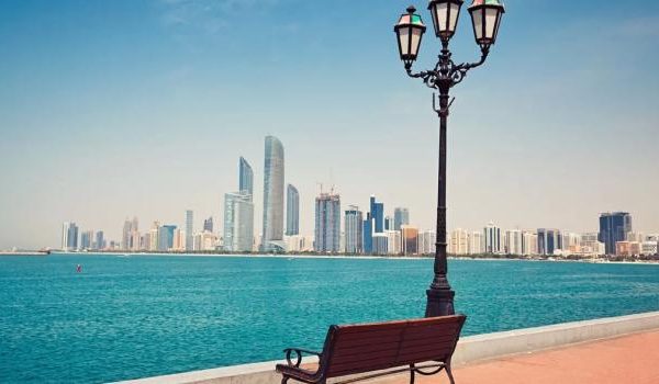 Moderner Büroarbeitsplatz mit weißem Schreibtisch, Stuhl und Laptop