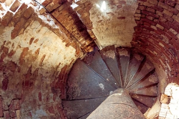 Чудо в степи: как в 30 км от моря под Астраханью появился маяк