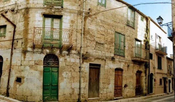 Nahaufnahme von frischen reifen Erdbeeren in einem sonnigen Garten