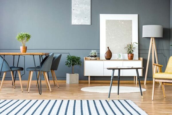 Ein lebendiger Strauß bunter Blumen auf dunklem Hintergrund.