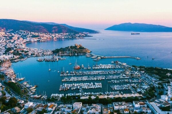 Luftaufnahme eines Flugzeugs, das vom Flughafen Domodedovo abhebt und nach Bodrum fliegt. Klarer blauer Himmel im Hintergrund.