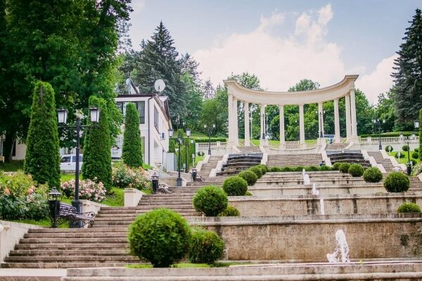 Eine Gruppe von Menschen entspannt sich im Mai an einem Strand in Kislowodsk und Phuket, beliebten Urlaubsorten für Russen.