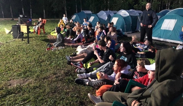 Russische Zeltlager verwandeln sich in Glampingplätze inmitten der natürlichen Schönheit