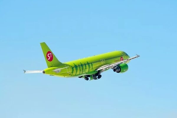 S7 Airlines nimmt Flüge von Novosibirsk nach Shanghai wieder auf, Flugzeug auf der Landebahn.