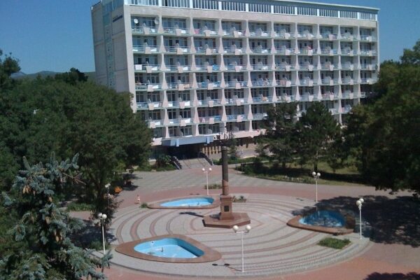 Luxuriöses Seebad in Divnomorskoye, Russland, mit atemberaubendem Meerblick und erstklassigen Annehmlichkeiten.