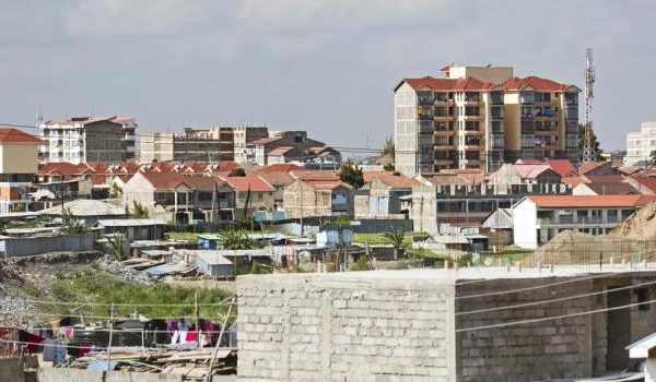 Nahaufnahme von bunten tropischen Fischen, die in einem Korallenriff schwimmen