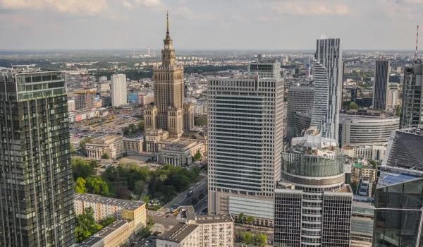 Nahaufnahme von frischen saftigen Erdbeeren auf einem Holztisch