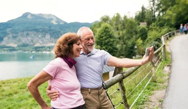 Nahaufnahme von Frau's Hände tippen auf Laptop-Tastatur im Büro zu Hause