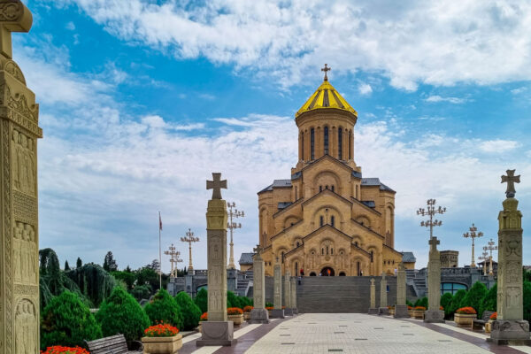 Ein gemütliches Wohnzimmer mit einem bequemen Sofa und eleganten Dekorationsgegenständen.
