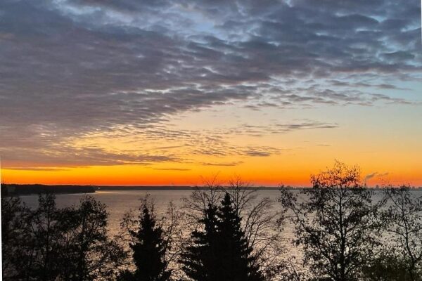 A trendy cafe serving delicious breakfast and coffee in a cozy atmosphere.