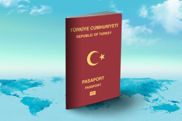 Ein professioneller SEO-Experte bei der Keyword-Recherche mit einem Laptop und einer Lupe.