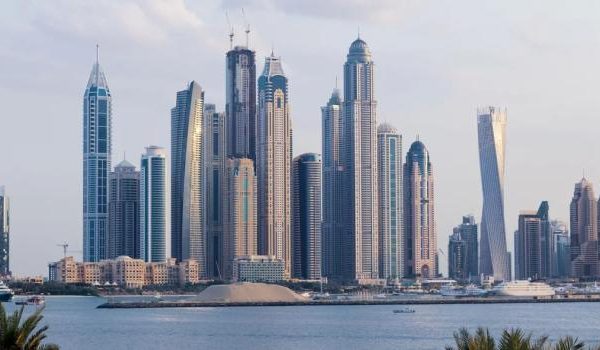 Schöne Landschaft mit grünen Bäumen, blauem Himmel und einem ruhigen See an einem sonnigen Tag.