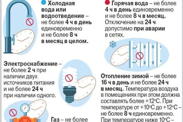 Professionelle Frau arbeitet am Laptop an einem modernen Bürotisch