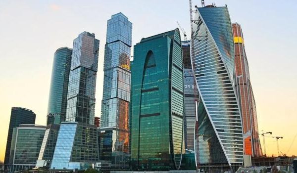 Modernes minimalistisches Wohnzimmer mit weißem Sofa, Couchtisch und Zimmerpflanzen