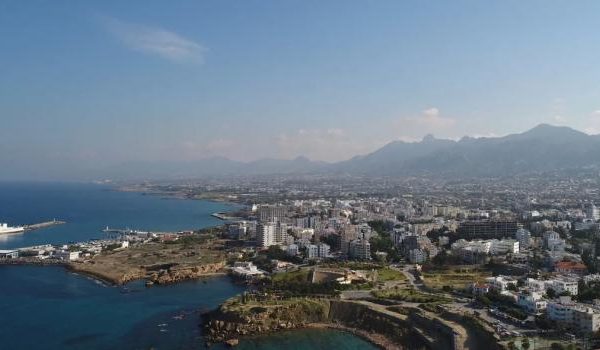 Moderne Kücheneinrichtung mit Marmorarbeitsplatten und Geräten aus Edelstahl