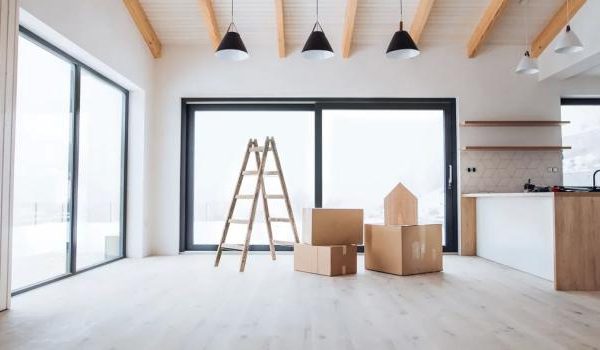 Moderner weißer Bürotisch mit Computer, Laptop und Grünpflanze