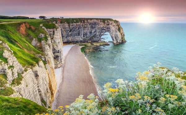 Nahaufnahme einer stilvollen modernen Sonnenbrille mit schwarzem Rahmen und verspiegelten Gläsern