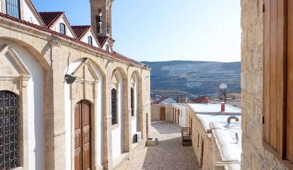 Professionelle Frau arbeitet an einem Laptop in einem modernen Büro