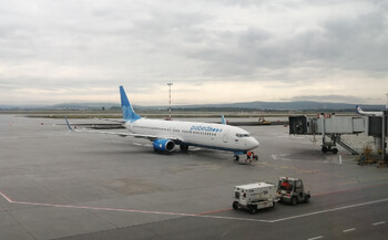 Nahaufnahme einer Frau's Hand hält ein Fernglas im Freien