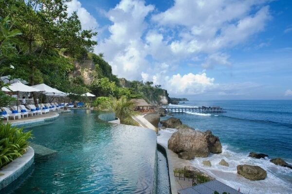 Schöner indonesischer Strand mit kristallklarem blauem Wasser und Palmen, ideal für russische Touristen.