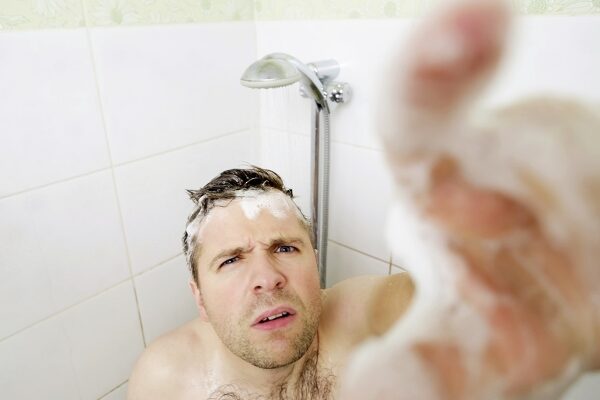 Lächelnde Frau, die heimlich von einer versteckten Kamera gefilmt wird, wie man weiß, ob man beobachtet wird