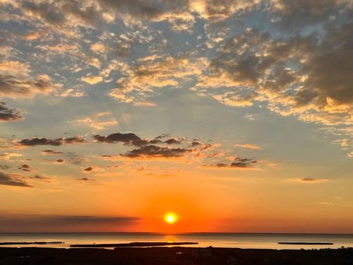 Eine Gruppe von Touristen genießt die Aussicht auf dem ersten Priazovskiy Tourist Forum in V-Berdjanske.