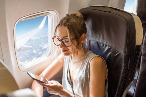 Nahaufnahme von frischen Erdbeeren auf einem hölzernen Schneidebrett