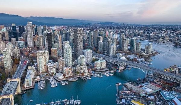 Nahaufnahme eines farbenfrohen tropischen Fisches, der im Ökosystem des Korallenriffs schwimmt