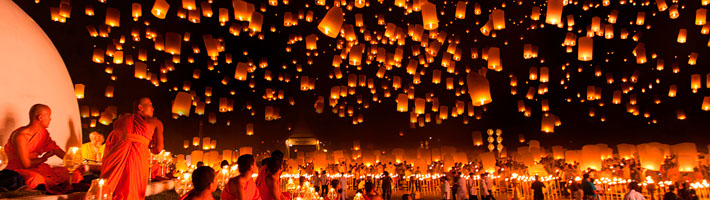 Nahaufnahme eines frischen Beeren-Smoothies, serviert in einem klaren Glas, umgeben von Blaubeeren, Erdbeeren und Minzblättern.