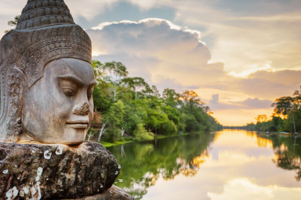 Ein farbenfroher Strauß aus verschiedenen Blumen, darunter Rosen, Gänseblümchen und Nelken, in einem bunten Arrangement.