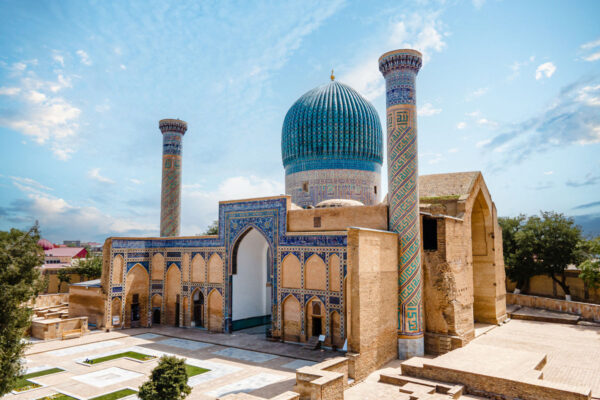 Nahaufnahme von bunten, handgefertigten Keramikschalen auf einem Markt in Marokko.