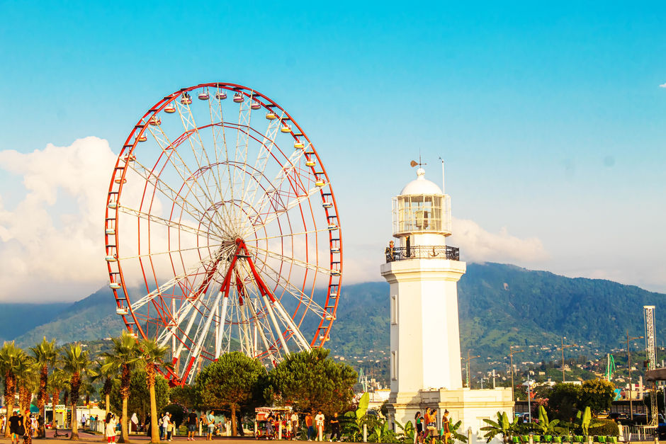 Батумский бульвар с маяком и колесом обозрения