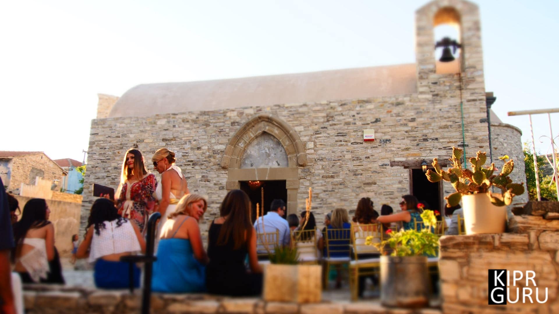 Ein malerischer Blick auf einen ruhigen See, umgeben von üppigem Grün und Bergen im Hintergrund.