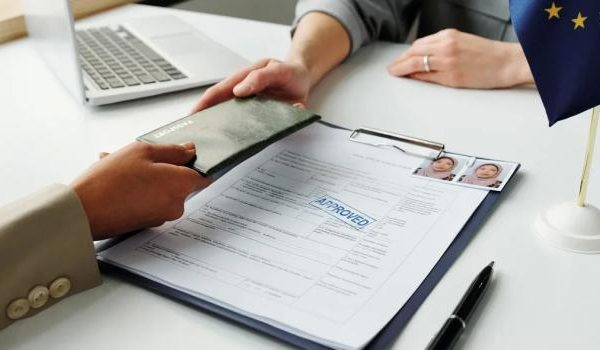 Weißes modernes Wohnzimmer mit gemütlichem Sofa, Couchtisch und Pflanzendekor