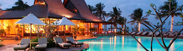 Красивый пляжный закат с яркими цветами, отражающимися в океанских волнах.