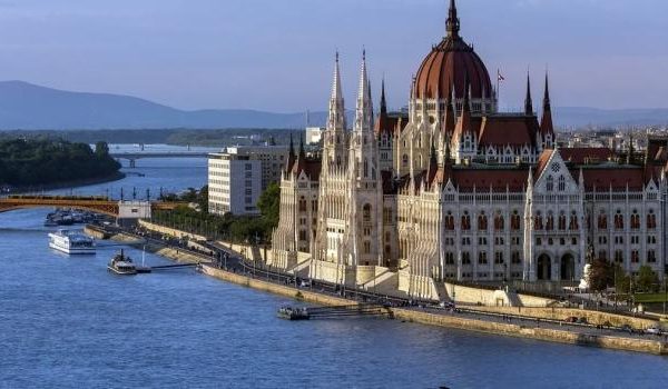 Geschäftsleute beim Händeschütteln in einer modernen Büroumgebung