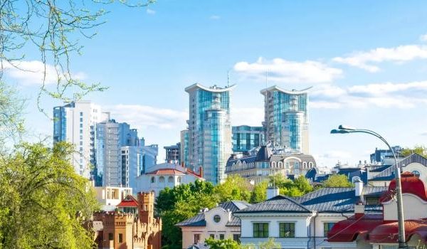 Stilvolle und moderne schwarze Lederhandtasche mit goldenem Kettenriemen auf weißem Hintergrund