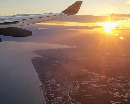 Luftaufnahme der Landebahn des Flughafens Antalya bei Sonnenaufgang.