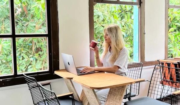 Eine Gruppe von jungen Berufstätigen diskutiert in einem modernen Büroumfeld.