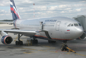 Eine Nahaufnahme einer leuchtend roten Rose in voller Blüte.