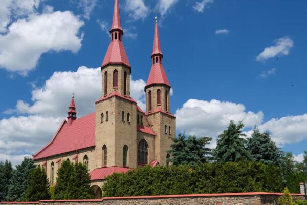 Nahaufnahme eines farbenfrohen abstrakten Gemäldes mit lebhaften Formen und Texturen.